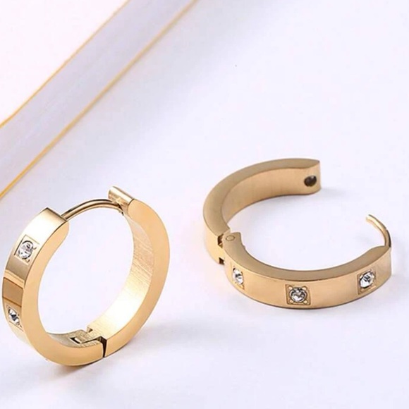 18K Gold Diamond Hoop Earrings✨ - Picture 5 of 7